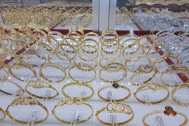 Giá vàng hôm nay 10-12: Giảm mạnh, tiền dồn vào chứng khoán