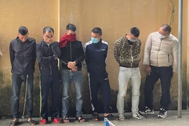 Bắt quả tang 11 nam, nữ thanh, thiếu niên đang "chơi" ma túy trong quán karaoke