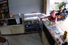 Ngang nhiên đột nhập cửa hàng trộm nhiều điện thoại giữa ban ngày