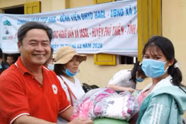 Khám bệnh, cấp thuốc miễn phí và tặng quà cho người nghèo xã Ia Sol