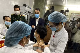 Thông tin mới về sức khoẻ 3 người tình nguyện sau tiêm vắc-xin Covid-19