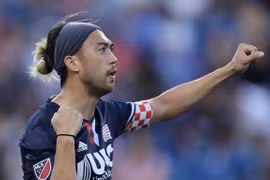 Lee Nguyễn cập bến TP.HCM, V-League nhiều hấp dẫn với những 'người cũ'