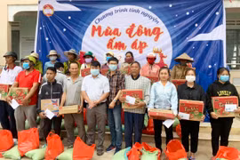 Tặng quà cho người nghèo và học sinh xã Ia Rtô