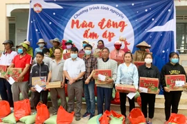 Tặng quà cho người nghèo và học sinh xã Ia Rtô