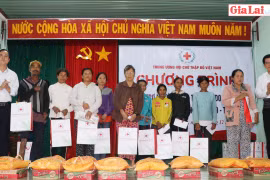 Chia sẻ khó khăn với người dân nghèo ở Kông Chro