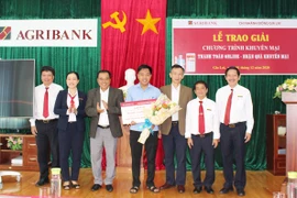 Agribank Đông Gia Lai trao thưởng chương trình "Thanh toán online, nhận quà khuyến mại"