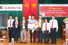 Agribank Đông Gia Lai trao thưởng chương trình "Thanh toán online, nhận quà khuyến mại"