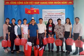 Mang Yang: Tặng 155 giỏ nhựa đi chợ cho người dân