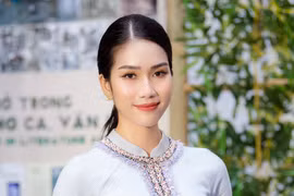 Á hậu Phương Anh gây "sốt" vì lần đầu làm MC "bắn ngoại ngữ như gió"