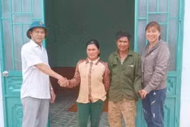 Bàn giao nhà tình thương cho hộ nghèo xã Lơ Pang