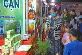 Tổ chức phiên chợ hàng Việt về xã Ia Lâu