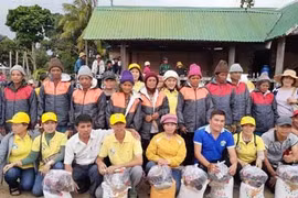 Tặng 340 suất quà cho người nghèo và học sinh khó khăn xã Đak Pơ Pho