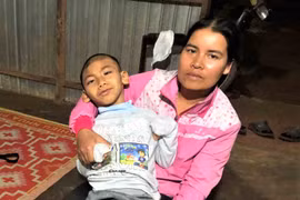 Khánh kiệt vì con bị não úng thủy