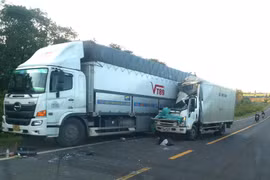 Tông vào xe tải đậu bên đường, phụ xe thư báo tử vong