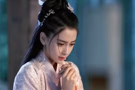 Mỹ nhân phim cổ trang Trung Quốc mặc váy quyến rũ hút mắt bất chấp ảnh "chụp lén", fan ngất ngây