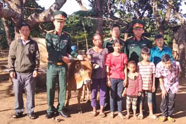 Trao bò sinh sản cho hộ đặc biệt khó khăn ở xã Ia Boòng