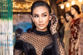 Siêu mẫu Võ Hoàng Yến diện áo dài xuyên thấu, khoe dáng gợi cảm