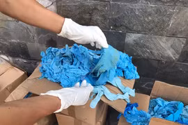 "Hiểm họa" từ 1.070 thùng găng tay y tế đã qua sử dụng nhập từ Trung Quốc