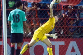 Đặng Văn Lâm thủng lưới 7 trận liên tiếp, lỗi tại ai?