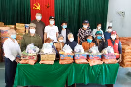 Tặng 200 suất quà cho đồng bào nghèo, khó khăn xã Đak Jơ Ta