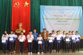 Tặng quà cho học sinh khó khăn huyện Mang Yang