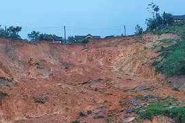 Sạt lở núi, Quảng Ngãi khẩn cấp di dời 8 hộ dân