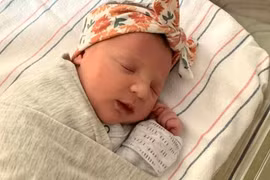 Em bé Mỹ được sinh ra từ phôi thai đông lạnh 27 năm trước