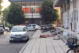 Người phụ nữ trẻ bán hàng ăn rơi từ tầng 16 tòa nhà xuống tử vong