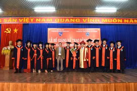 Trao bằng thạc sĩ cho 95 học viên các lớp cao học liên kết