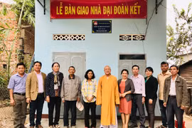 Ayun Pa: Trao nhà "Đại đoàn kết" cho hộ nghèo