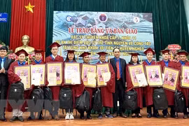 Trao bằng cho 33 bác sỹ về huyện nghèo miền Trung-Tây Nguyên
