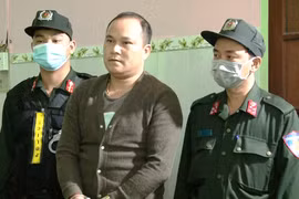 Khám xét nơi ở của nghi phạm đánh công nhân môi trường, phát hiện vũ khí 'nóng'