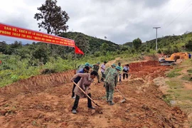 Lữ đoàn Công binh 7 giúp dân làng Đê Kôn tu sửa đường