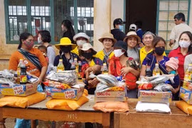 Tặng 200 phần quà cho người nghèo và bệnh nhân phong xã Ia Ka