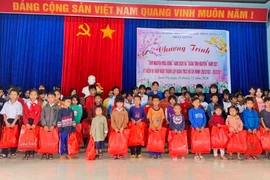 Tặng 80 suất quà cho học sinh nghèo vượt khó ở Ayun Pa