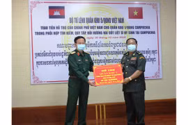 Quân khu 5 trao tiền hỗ trợ cho Quân khu 1 Quân đội Hoàng gia Campuchia