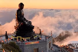 Bái Phật cầu an trên đỉnh Fansipan mùa lễ tạ cuối năm