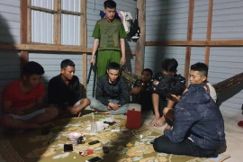 Phú Thiện: Bắt quả tang 8 đối tượng "phê" ma túy đá