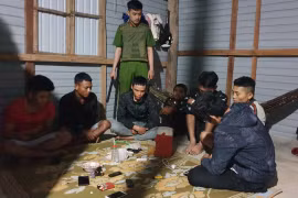 Phú Thiện: Bắt quả tang 8 đối tượng "phê" ma túy đá