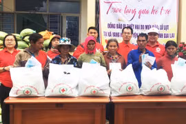 Tặng 300 suất quà cho người nghèo xã Yang Nam