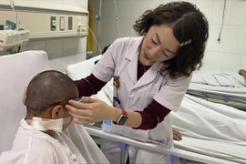 Nối thành công phần da đầu bị đứt rời cho bé 8 tuổi