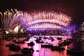 Chào năm 2021: Giao thừa lạ lùng ở nhiều nơi trên thế giới