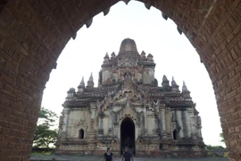 Cặp đôi bị lên án vì quay video khiêu dâm ở Di sản UNESCO