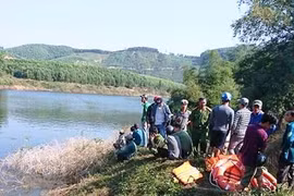 Chìm ghe khi đi rừng, 3 người mất tích