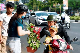 Nhộn nhịp thị trường hoa, quà tặng ngày Valentine