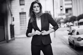 Ngưỡng mộ nhan sắc trẻ đẹp của siêu mẫu huyền thoại Cindy Crawford ở tuổi U60