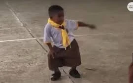 Điệu nhảy cực "chất" của cậu bé 6 tuổi khiến cả trường thán phục