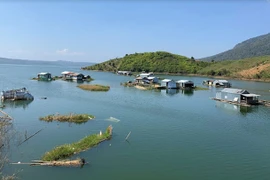 Làng chài trên hồ thủy điện Buôn Tua Sarh