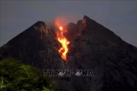Núi lửa Merapi ở Indonesia lại bất ngờ 'thức giấc', khói bụi bốc cao 2 km