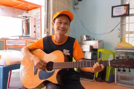 Bỏ vườn cà phê gắn bó 20 năm, anh nông dân đổi đời bằng xe bánh mì